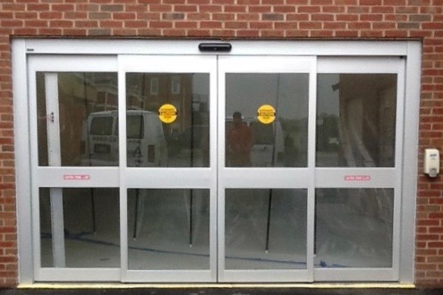 picture of a sliding automatic door at a commercial building.